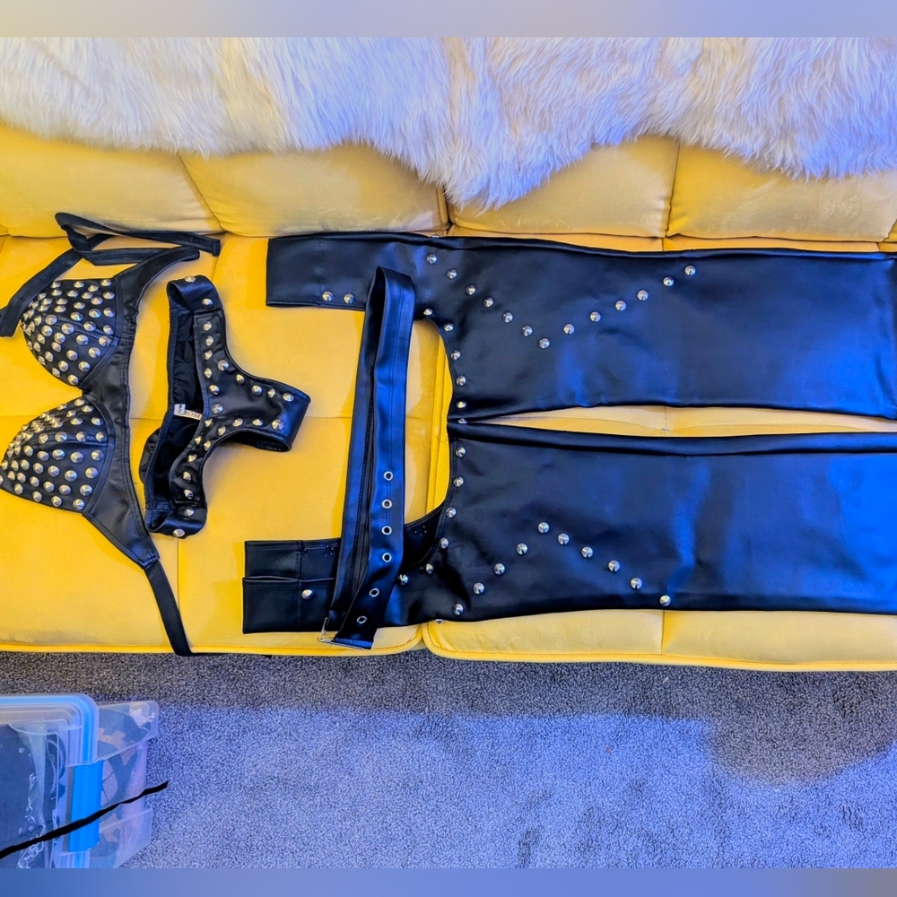 Studded Leatherette Chap Set Roma